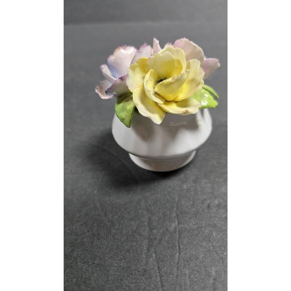 Vintage Royal Sutherland Bone China Flower Bouquet Figurine Staffordshire *chip - Picture 4 of 9